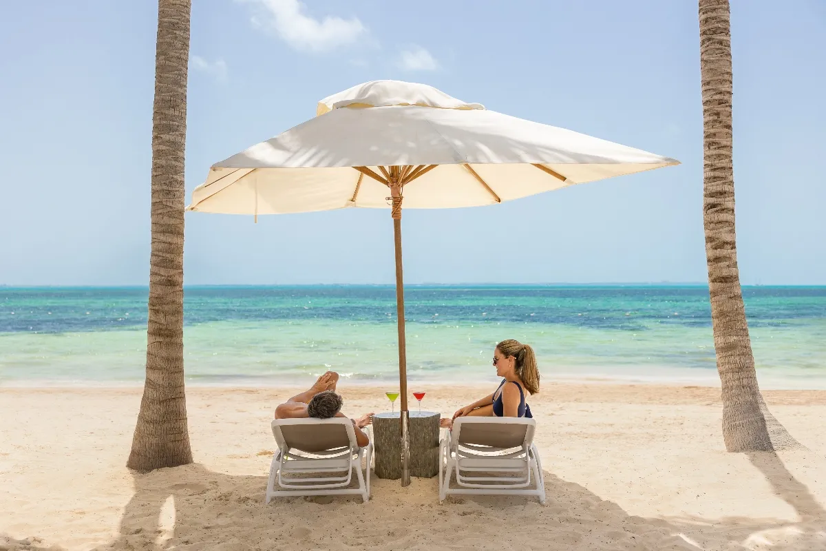 couple at hotel mousai cancun beach