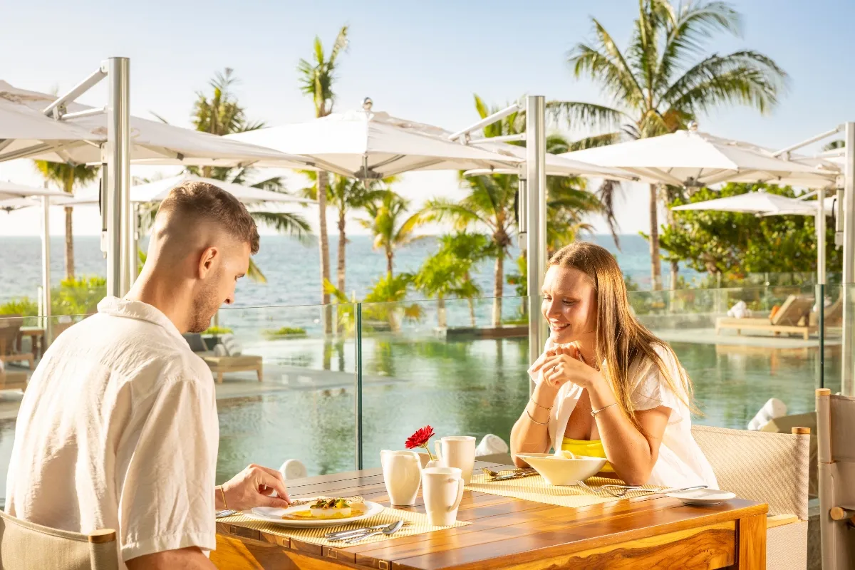 Couple enjoying a healthy breakfast with a view at Hotel Mousai Cancún